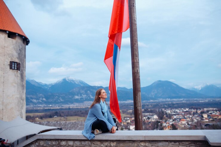 फोटो beautiful woman having fun traveling outdoors during vacation in europe lifestyle travel concept