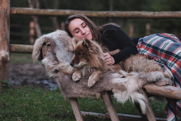 美しい女性と彼女の犬のネネツ シェパード ライカが眠っています。