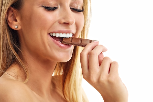 красивая женщина держит шоколад над белой