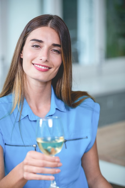 ワインのグラスを保持している美しい女性