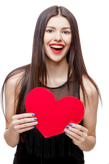 Photo beautiful woman holding heart shaped valentine card and smiling