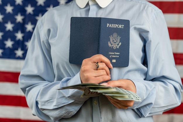 해외 여행 개념을 여행하기 위해 돈이 든 여권을 들고 있는 아름다운 여성