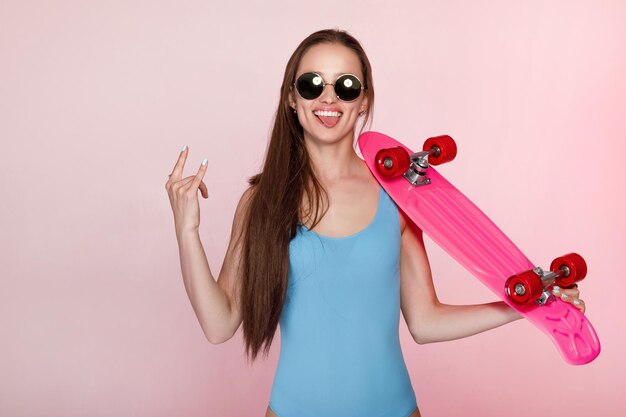 Photo beautiful woman holding skateboard        person