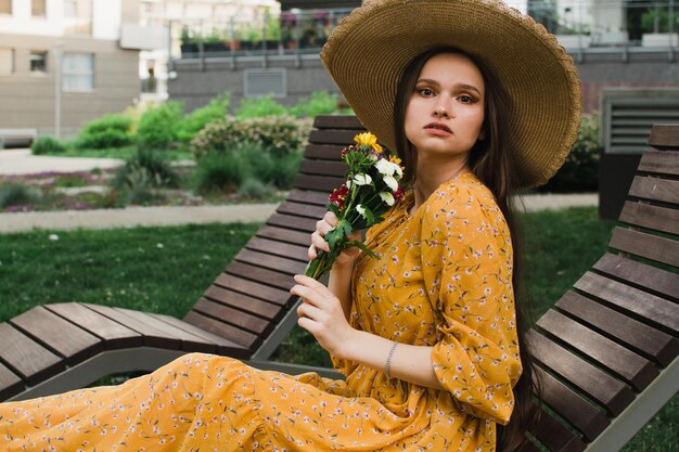 Foto bella donna in un hotel su un lettino