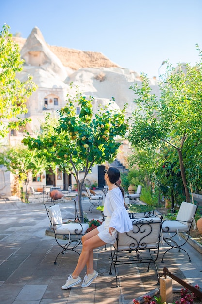 Photo beautiful woman in a hotel with rooms in the rock in cappadocia