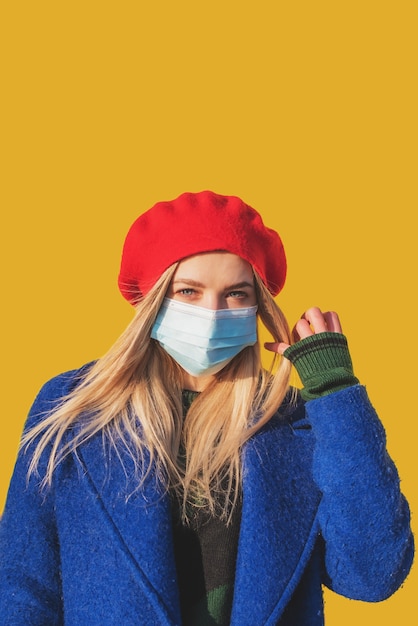 Фото Красивая женщина в медицинской маске концепция пандемии коронавируса covid-19.
