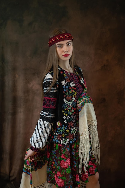 Фото Красивая женщина в этнической вышиванке с вышивкой блузки