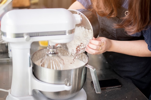 La bella donna sta facendo il forno