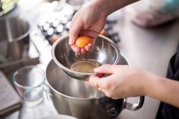 La bella donna sta facendo il forno