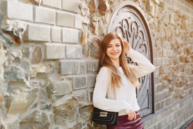 Photo beautiful woman is posing outdoor in sunny weather