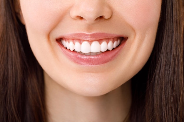 美しい女性が白い歯で笑顔を笑っているクローズアップ画像