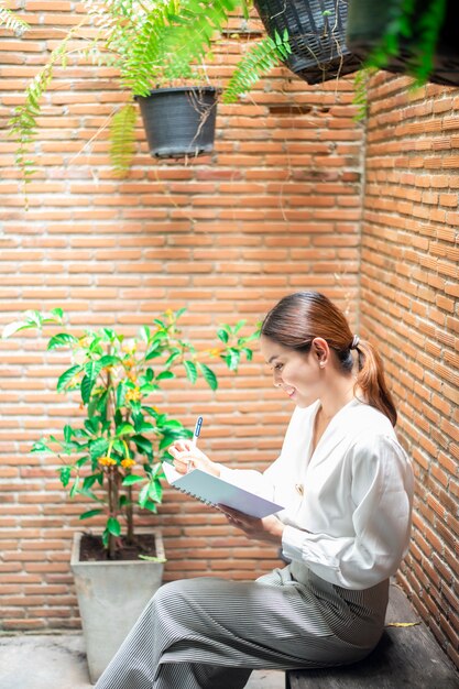 아름 다운 여자는 뒤뜰에서 일하고있다