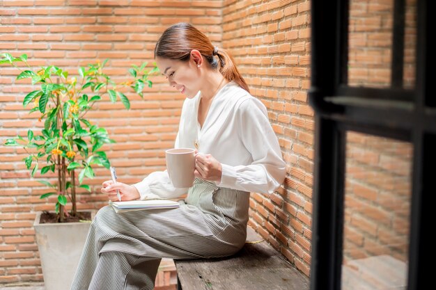 Photo beautiful woman is working in backyard 