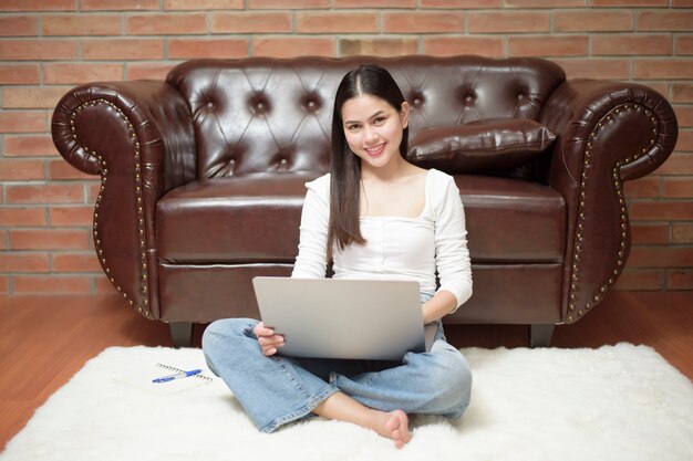 Photo beautiful woman is working from home