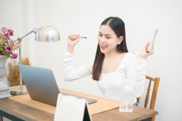 아름 다운 여자는 가정에서 일하고있다