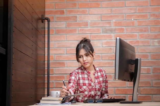 Photo beautiful woman is working in home office