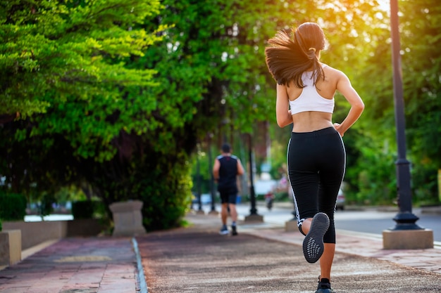 Photo beautiful woman jogger outdoor living healthy lifestyle in city park.