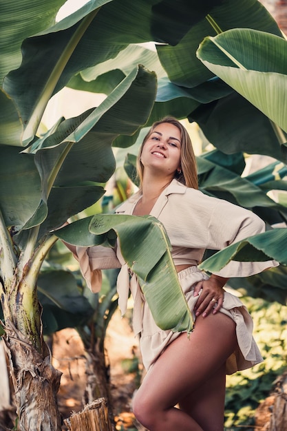 Красивая женщина в джунглях Курорт или отель с тропическими деревьями и растениями Женщина рядом с банановым листом Девушка в отпуске в тропическом лесу Выборочный фокус