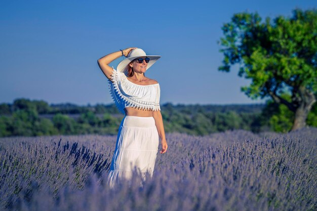 Bella donna nel campo di lavanda