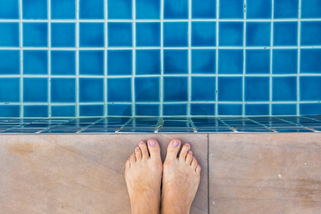 Belle gambe della donna in piscina.