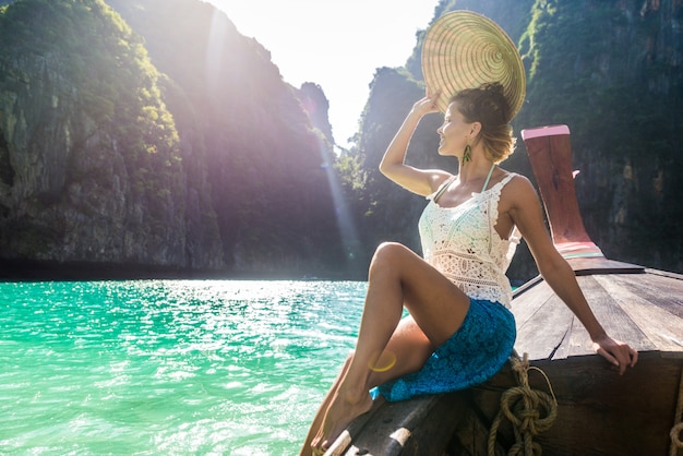 Красивая женщина на лодке с длинным хвостом в Таиланде