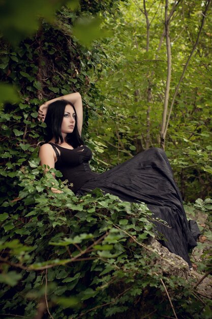 숲속을 바라보는 아름다운 여자