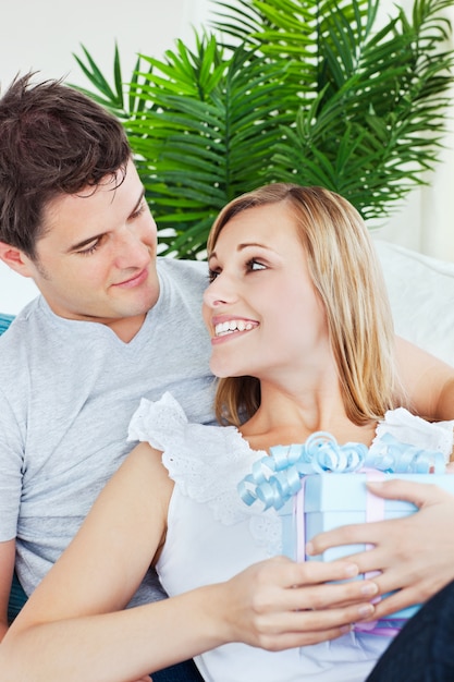 Photo beautiful woman looking at his boyfriend after receiving a gift