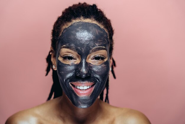 Foto bella donna che fa trattamenti di bellezza per la pelle e il viso