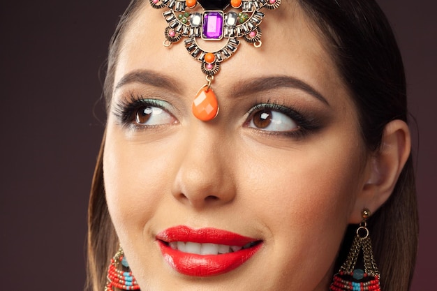 Photo beautiful woman in oriental style with mehendi on dark background