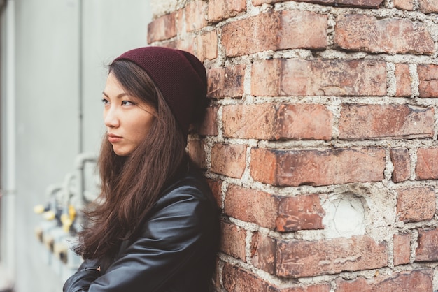 美しい女性の屋外