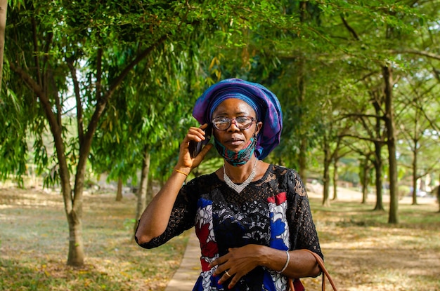 Photo beautiful woman in the pack making calls with her face mask on