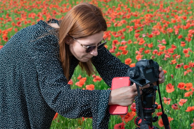 촬영 준비를 하는 아름다운 여성 사진사 카메라 설정 기술 사용