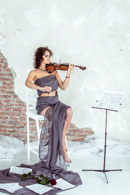 Photo beautiful woman playing the violin