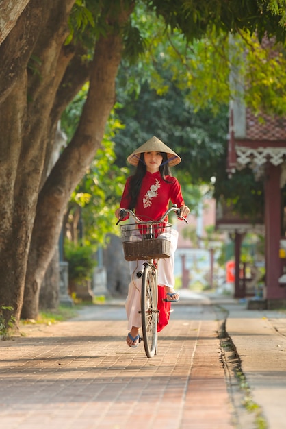 전통적인 빨간 드레스에 베트남 여자의 아름 다운 여자 초상화