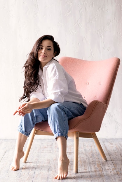 Photo beautiful woman posing on chair