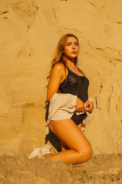 Foto bella donna in posa nel deserto