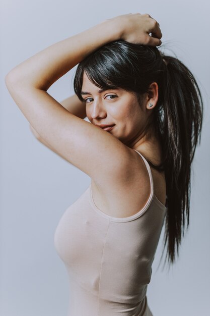 写真 下着でポーズをとる美女