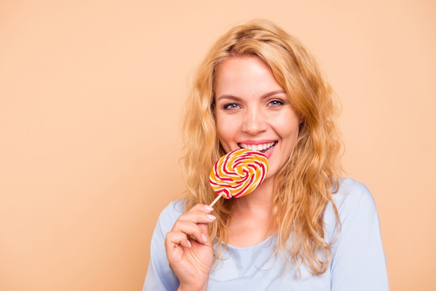 Foto bella donna in posa mentre si tiene la caramella