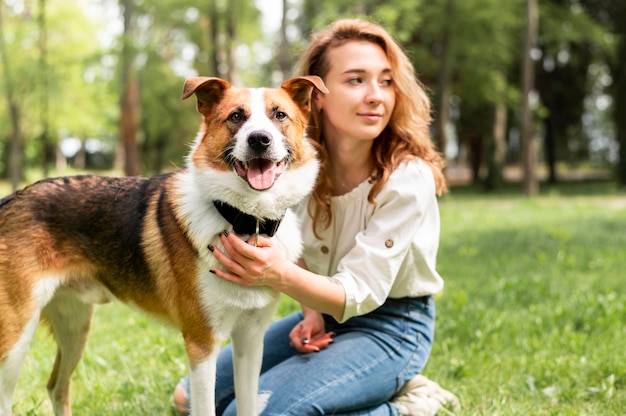 写真 美しい女性が彼女の犬と一緒にポーズ