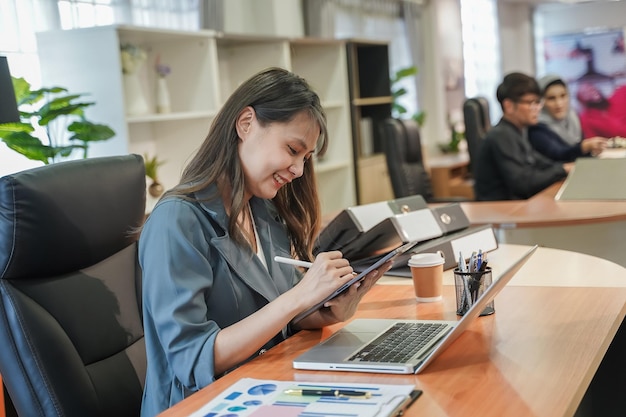 Il progettista professionista di affari della bella donna pensa al lavoro di idea e lavora su un computer portatile