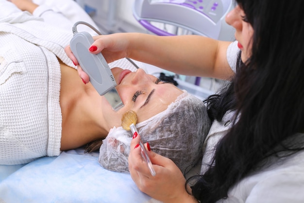 Photo beautiful woman receiving ultrasound cavitation facial peeling