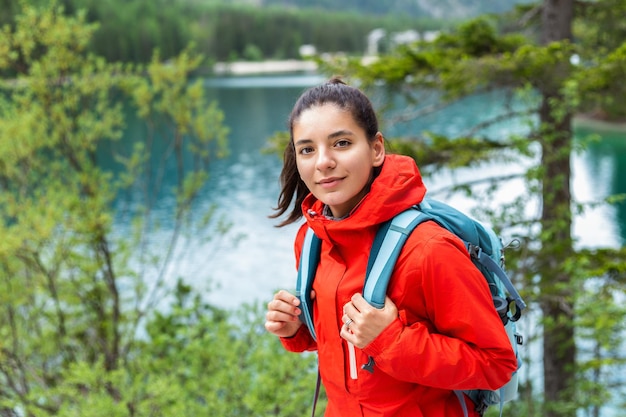 Photo beautiful woman in red raincoat hiking earazing bad energy with outdoor activity