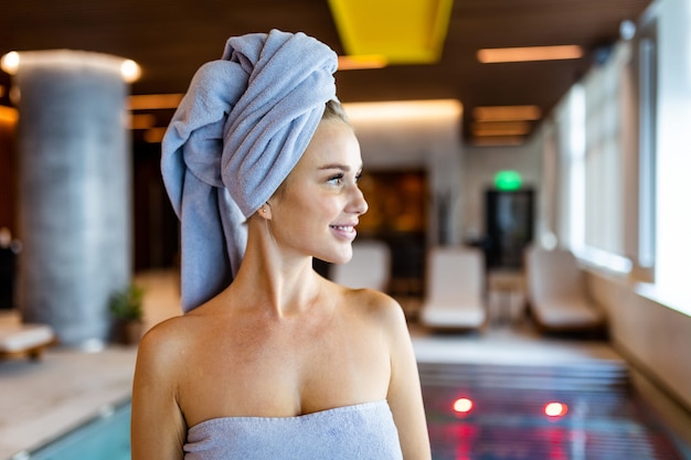 Photo beautiful woman relaxing in a beauty spa hotel - client having a beauty treatment in a beauty spa salon