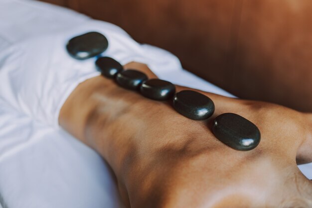 Photo beautiful woman relaxing in a beauty spa hotel - client having a beauty treatment in a beauty spa salon