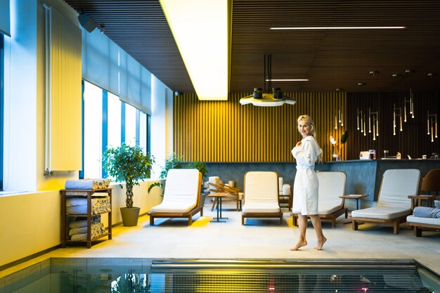 Photo beautiful woman relaxing in a beauty spa hotel - client having a beauty treatment in a beauty spa salon