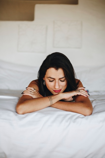 Photo beautiful woman relaxing in bed