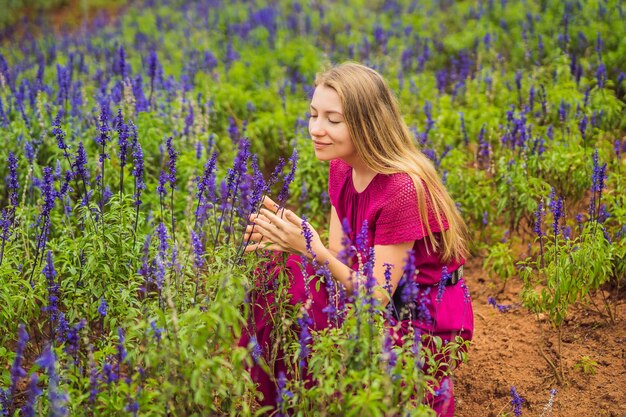 Photo beautiful woman relaxing in lavender field watching on sunset