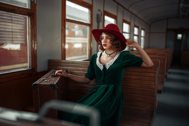 Foto bella donna in treno retrò, vecchio carro interno