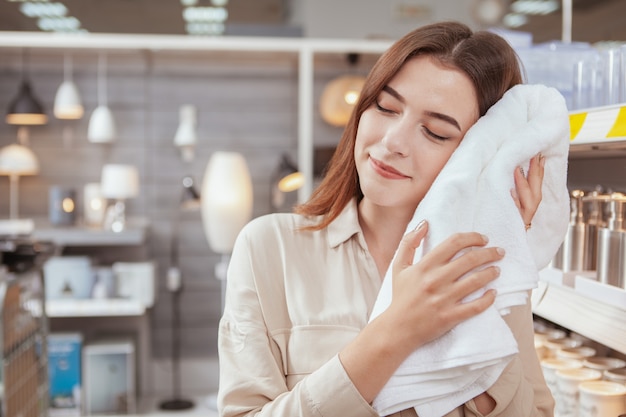 Bella donna che compera nel grande magazzino casalingo