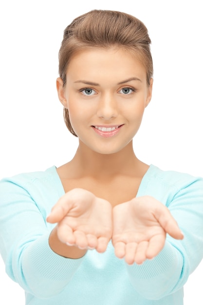 Photo beautiful woman showing something on the palm of her hand